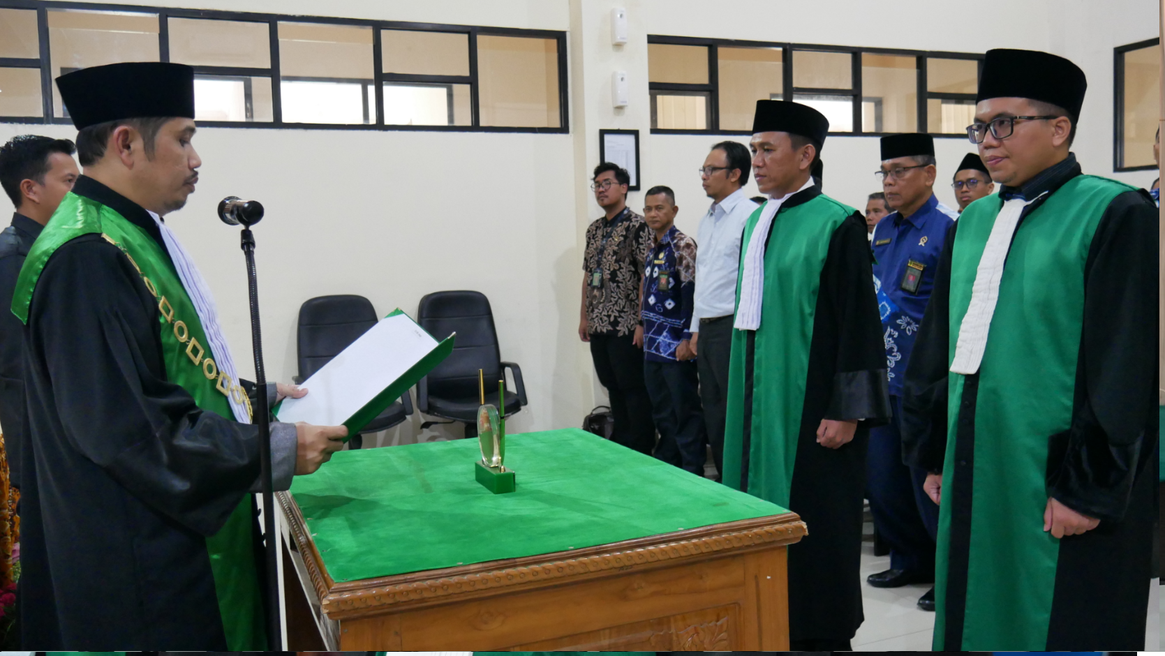 SELAMAT BERGABUNG: DUA HAKIM PRATAMA MUDA RESMI DILANTIK MENJADI BAGIAN KELUARGA BESAR PENGADILAN AGAMA BARABAI