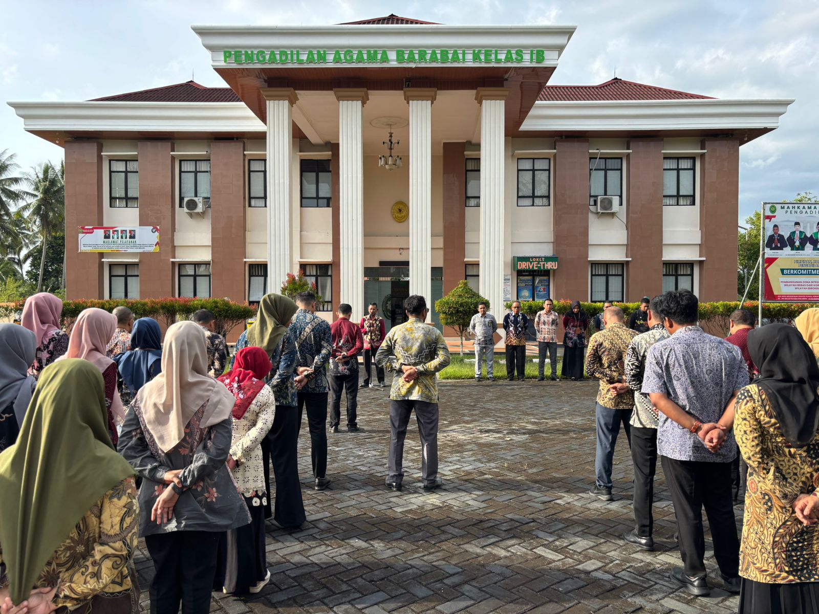 PANAS TERIK DAN CUACA TAK MENENTU BUKAN HALANGAN, WAKIL KETUA PUJI DEDIKASI TINGGI APARATUR PENGADILAN AGAMA BARABAI DI APEL JUMAT SORE