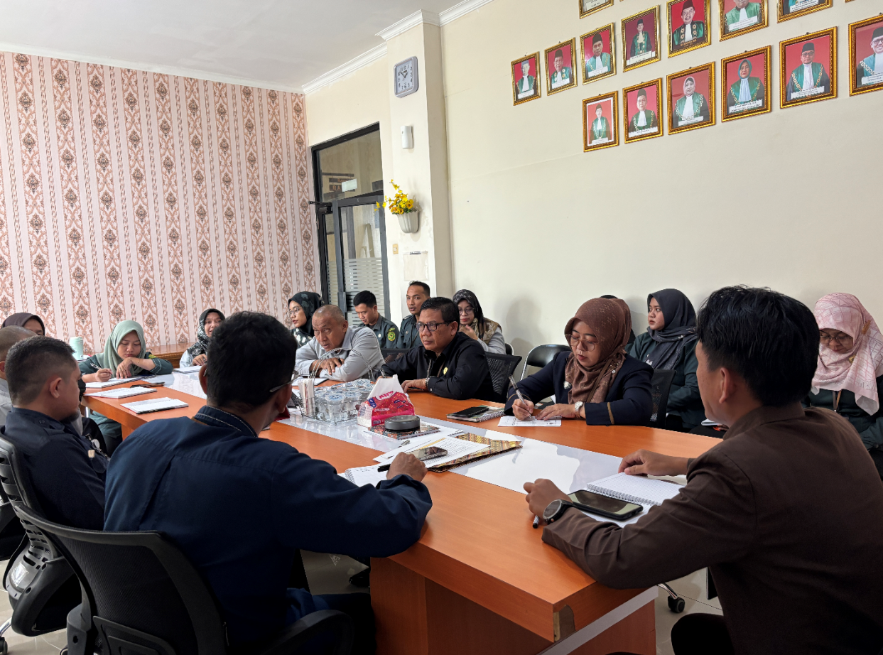 TINGKATKAN TERTIB ADMINISTRASI DAN LAYANAN, BIDANG KEPANITERAAN PENGADILAN AGAMA BARABAI GELAR RAPAT KOORDINASI INTERNAL